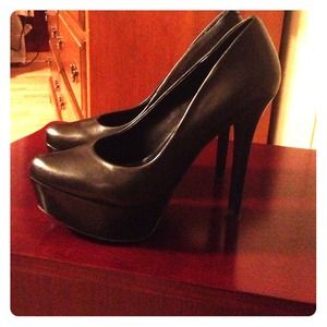 Jessica Simpson pumps