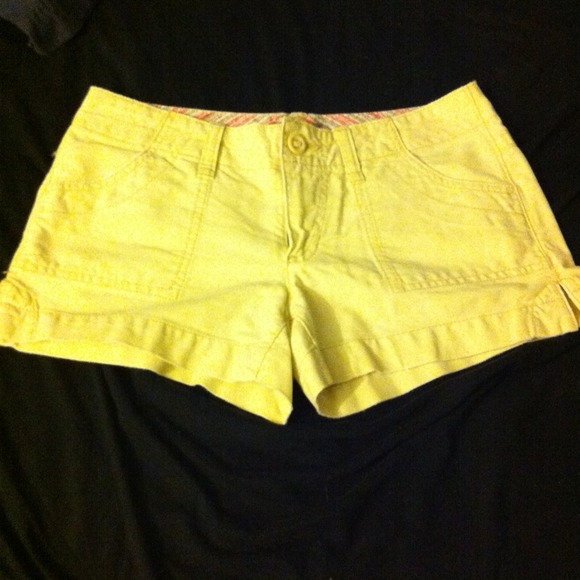 AE pastel yellow shorts!!