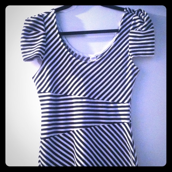 🚫 SOLD 🚫Gorgeous black & white stripe dress