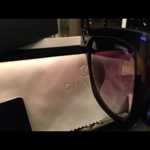 Hot Chanel Black With Silver CC Engraving**Reduced - Picture 4 of 4