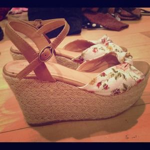 🌺🌷floral print flatforms🌺🌷