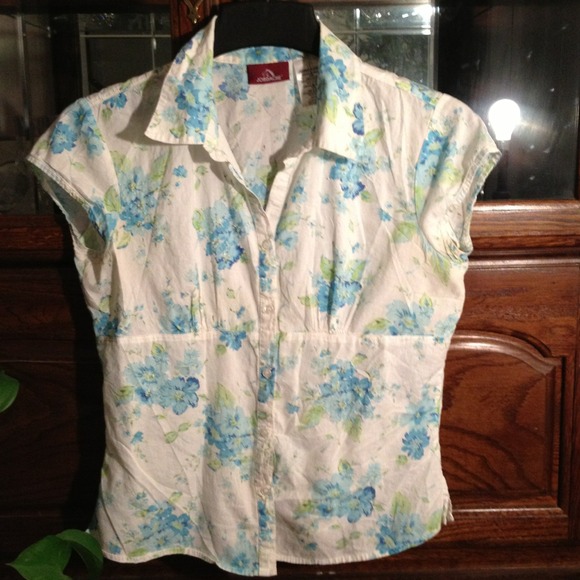 Jordache Juniors Medium Top 7/9 Floral Print