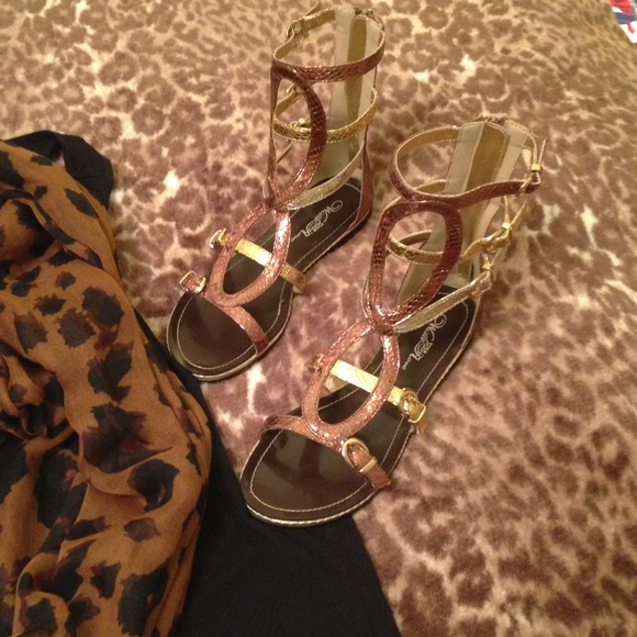 🚩REDUCED🚩Metallic HighTop Gladiator Sandals - Picture 2 of 4