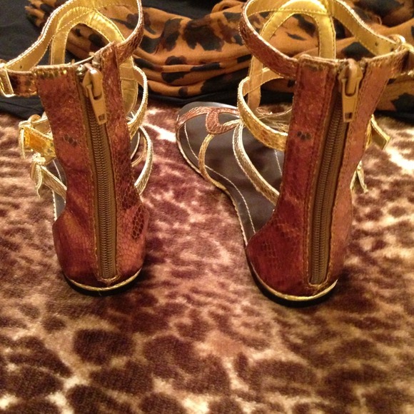 🚩REDUCED🚩Metallic HighTop Gladiator Sandals - Picture 4 of 4