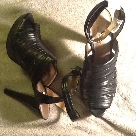 SOLD! ! ! Cute black heel.