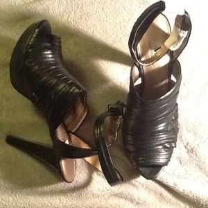 SOLD! ! ! Cute black heel.