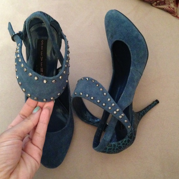 📍SOLD📍Brand new studded heels!