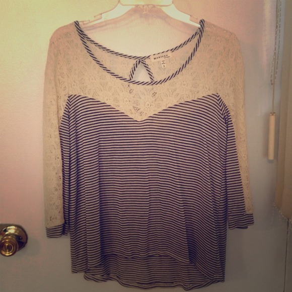 ⛔TRADED⛔Sassy embroiled hi-low top