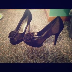 Super cute peep toe hills with a flower on them!