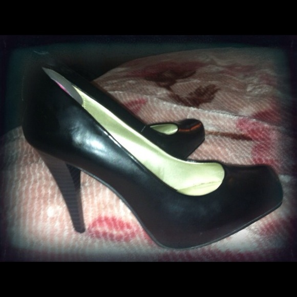 Black heels - Picture 2 of 4