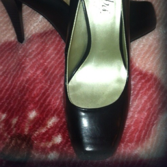 Black heels - Picture 3 of 4