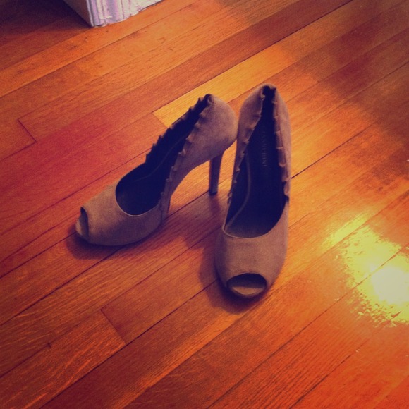 Peep toe heel
