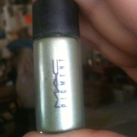 MAC pale green pigment! - Picture 1 of 2