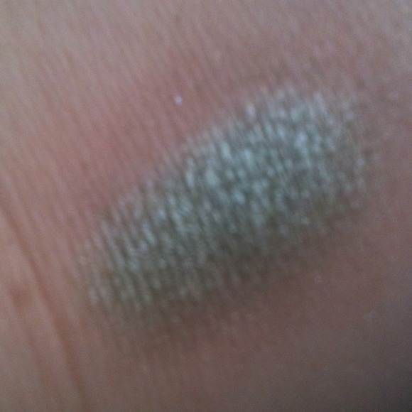 MAC pale green pigment! - Picture 2 of 2