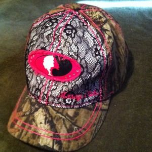 Women's mossy oak camp/hot pink hat . TRADED :)