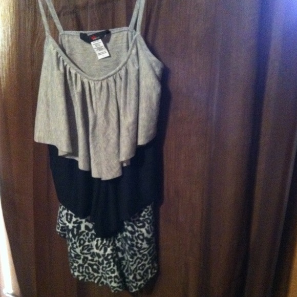 Black and grey cute tank top , never worn! Large