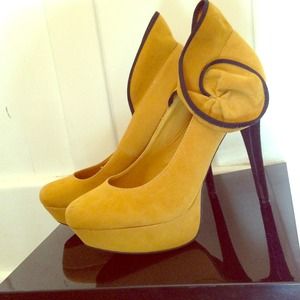 Mustard yellow platform pumps