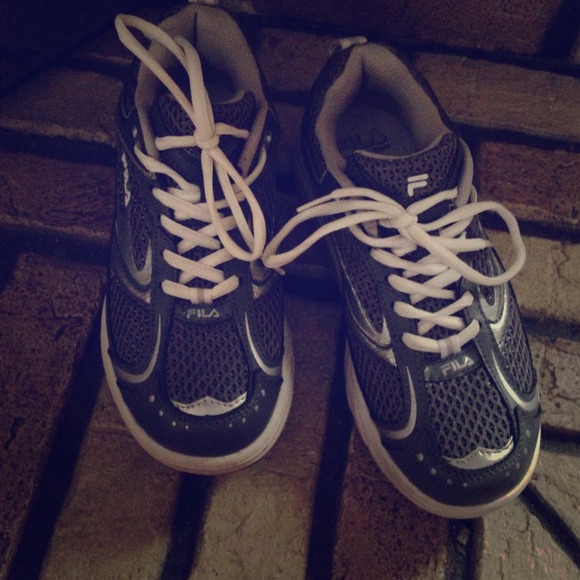 Tennis shoes
