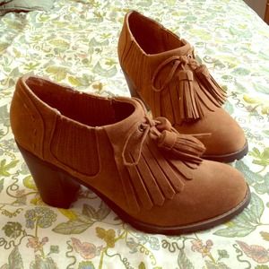 Adorable booties by Ruff Hewn. Brown w/ tassels.