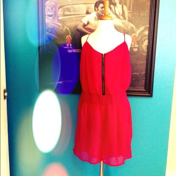 ❤SOLD IN BUNDLE ❤️    Hot pink romper - Picture 1 of 2