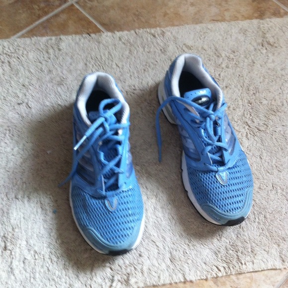 Tennis shoes
