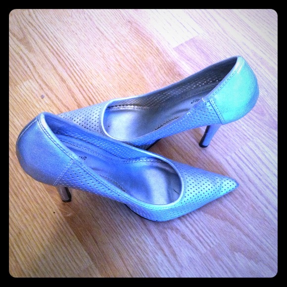 Size 7 silver pumps
