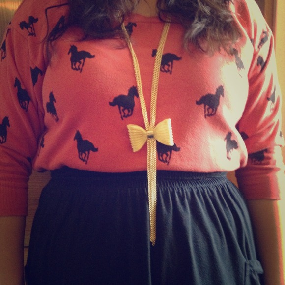 Gold chain bow necklace