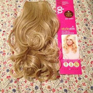 Jessica Simpson hairdo extensions