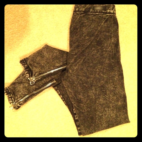 Joe's stone wash black jeggings w/ ankle zippers