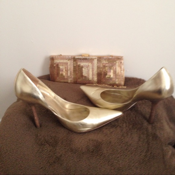 Guess by Marciano Gold high heeled sexy Shoes 😍