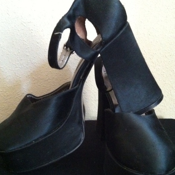 Steve Madden black satin platform shoes 8