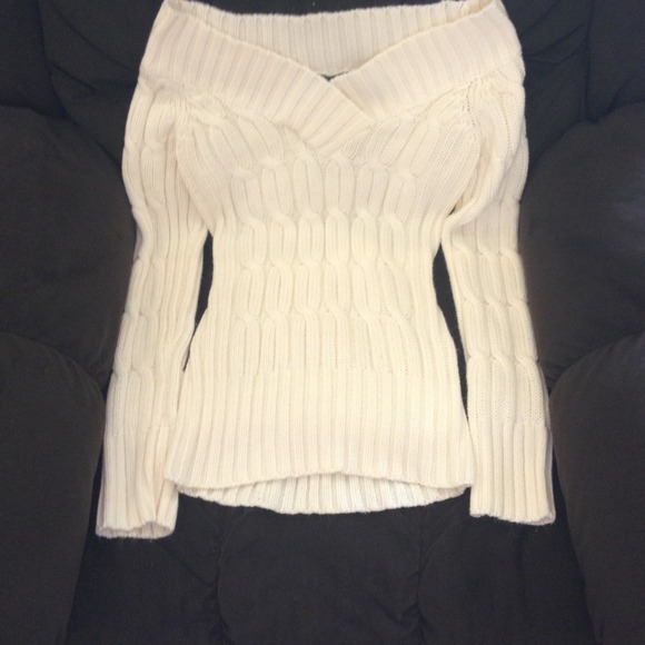👋HAStoGO👋 Off-white off-shoulder sweater | OBO