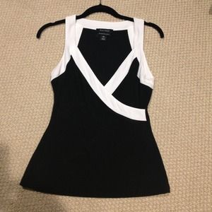 White House black market tank size xs