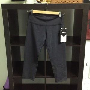 Lululemon Wunder Under Reverse Crop.