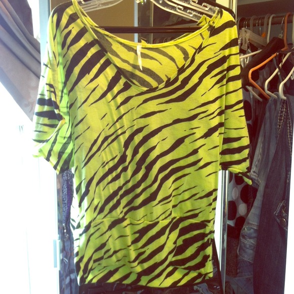 Size L, zebra shirt