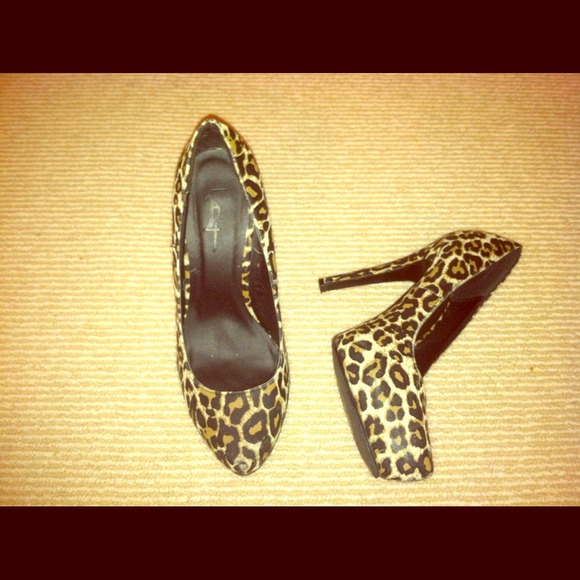 Leapord pumps