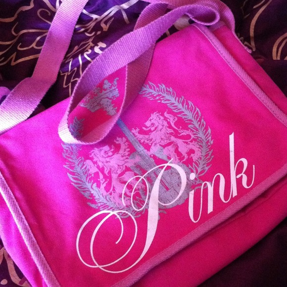 🔒HOLD for runique1222🔒 VS PINK Messenger Bag