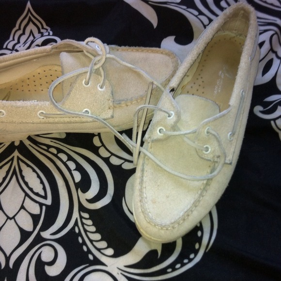 Tan sperrys & black heel trade
