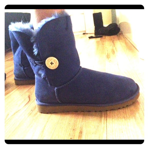 UGG Shoes - Blue bailey button short uggs