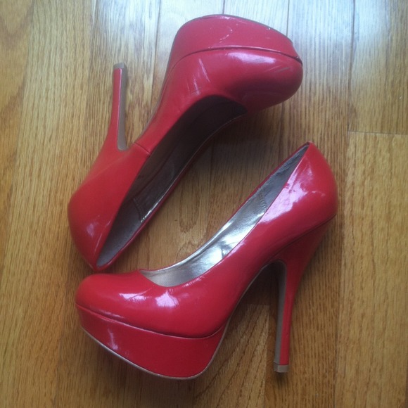 !!!!!!SOLD!!!!!!Glossy red pumps