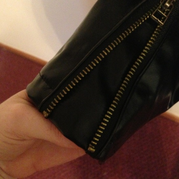 💥HOLD💥Light weight vegan leather moto jacket - Picture 4 of 4