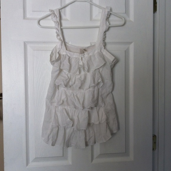White ruffeled tank& black clog bundle
