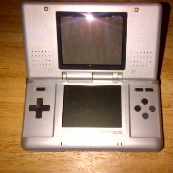 CLASSIC SILVER NINTENDO DS WITH CHARGER AND STYLUS