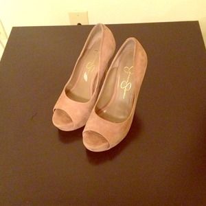 Nude pumps