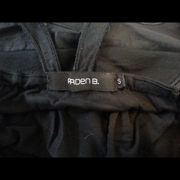 **SOLD** ✨HOST PICK✨ Arden B cut out tank blouse - Picture 4 of 4