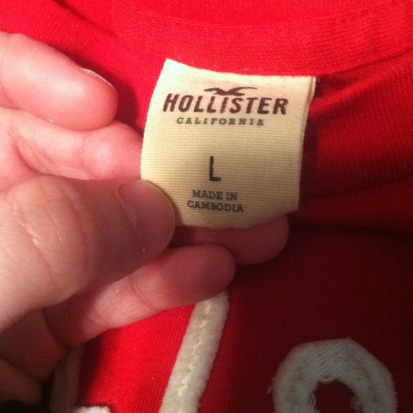 SOLD! ✨Reduced✨Red Hollister T-shirt - Picture 2 of 4