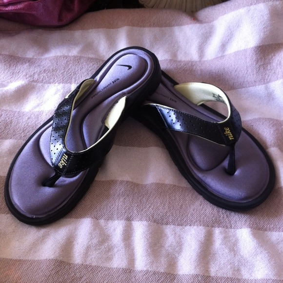 Ladies Nike flip flops!