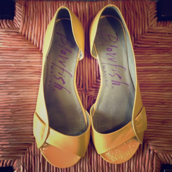 ❌BUNDLE❌ Yellow flats & Charlotte Russe shirt!