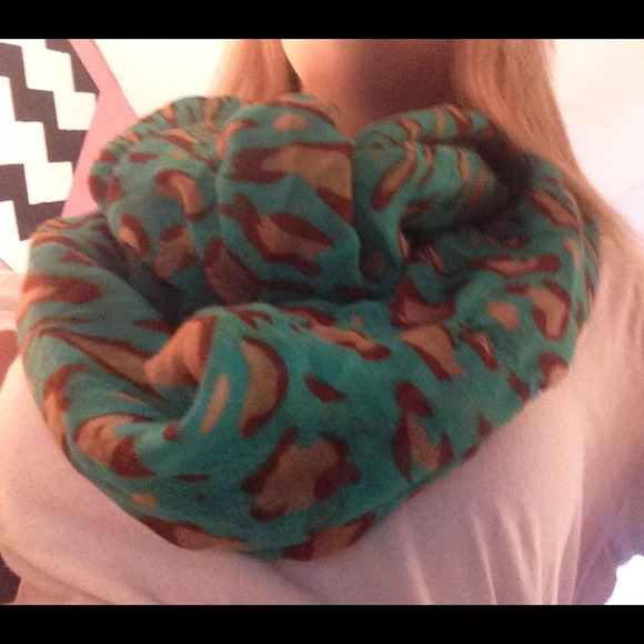 Green cheetah infinity scarf - Picture 2 of 2