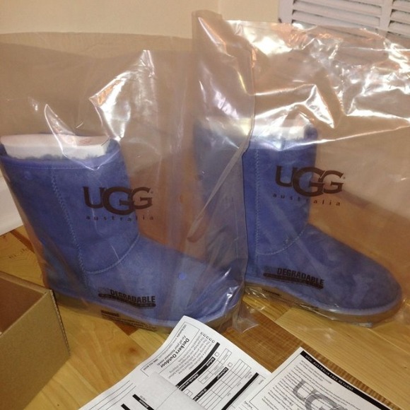 Uggs. Country.  💰💰💰SOLD IN GARAGE SALE 💰💰💰